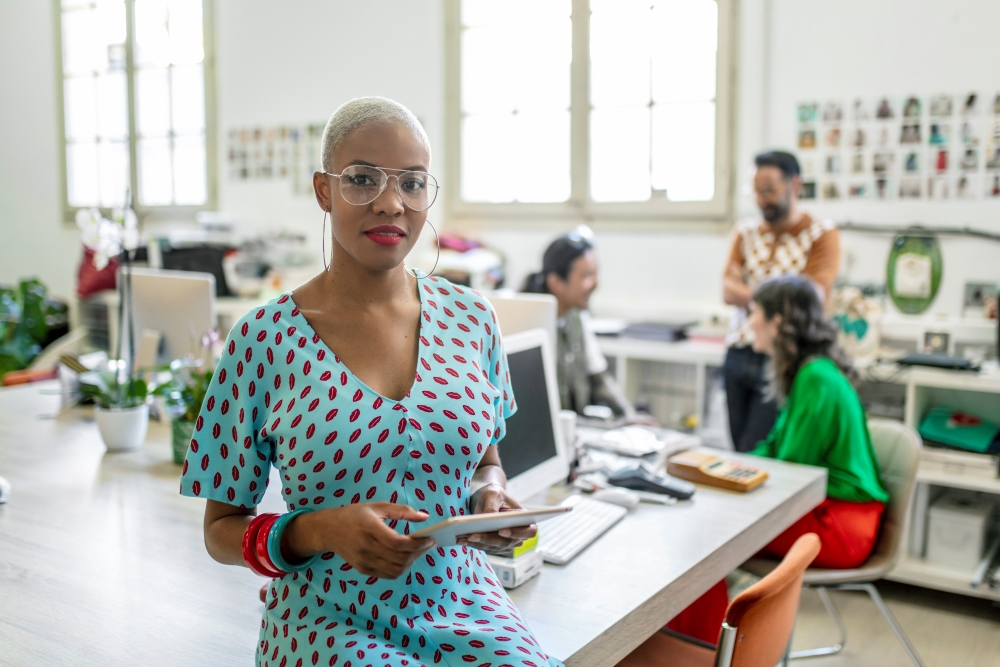 Mitarbeiter arbeiten in einem modernen Büro