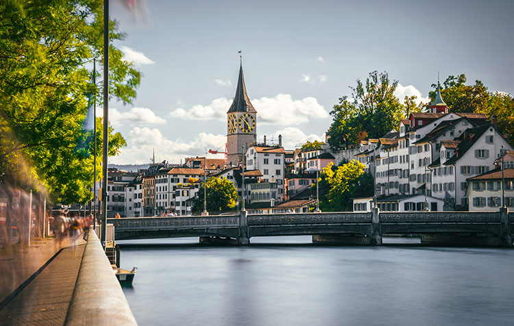 Stadtbild von Zürich mit einem Fluss und verschiedenen Gebäuden