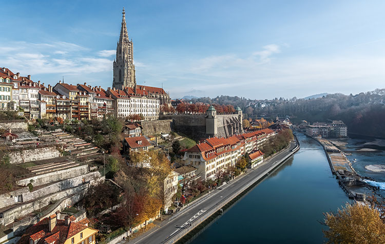 Eine Stadtaufnahme von Bern mit einem Fluss und Altbauhäusern.