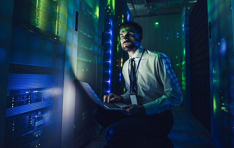 Ein IT-Mitarbeiter in einem Serverraum