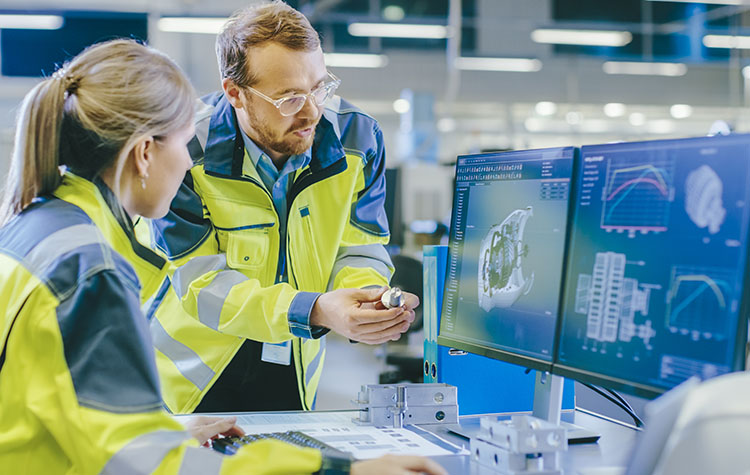 Zwei Ingenieure prüfen eine Produktion